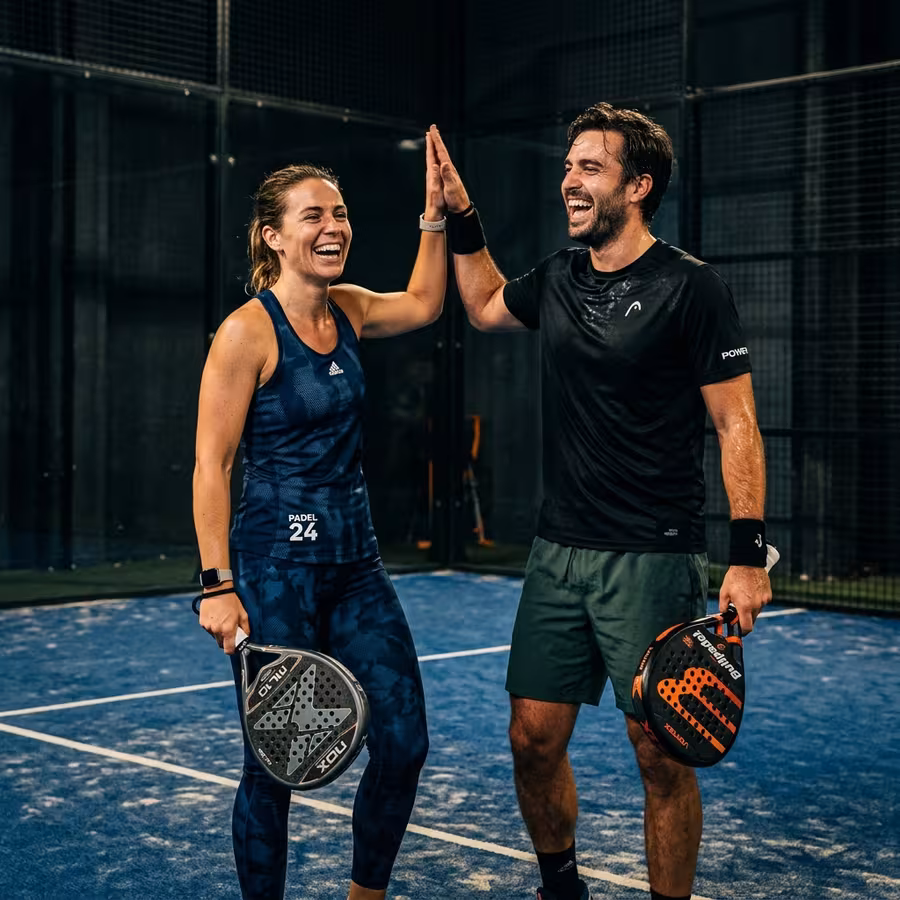 Prijatelja si po osvojeni točki ploskneta na padel igrišču Multisport Arene