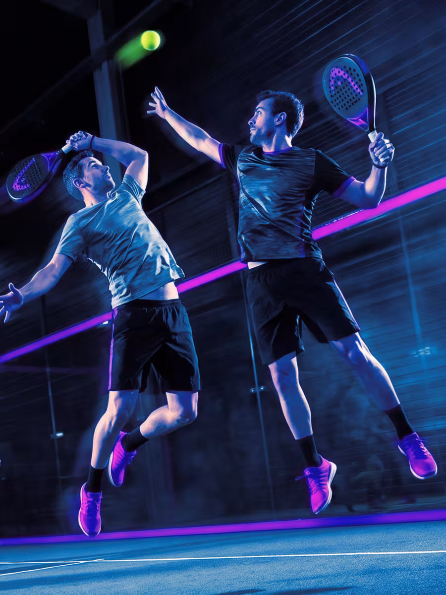 Igralca padla v skoku med udarcem na igrišču Multisport Arene