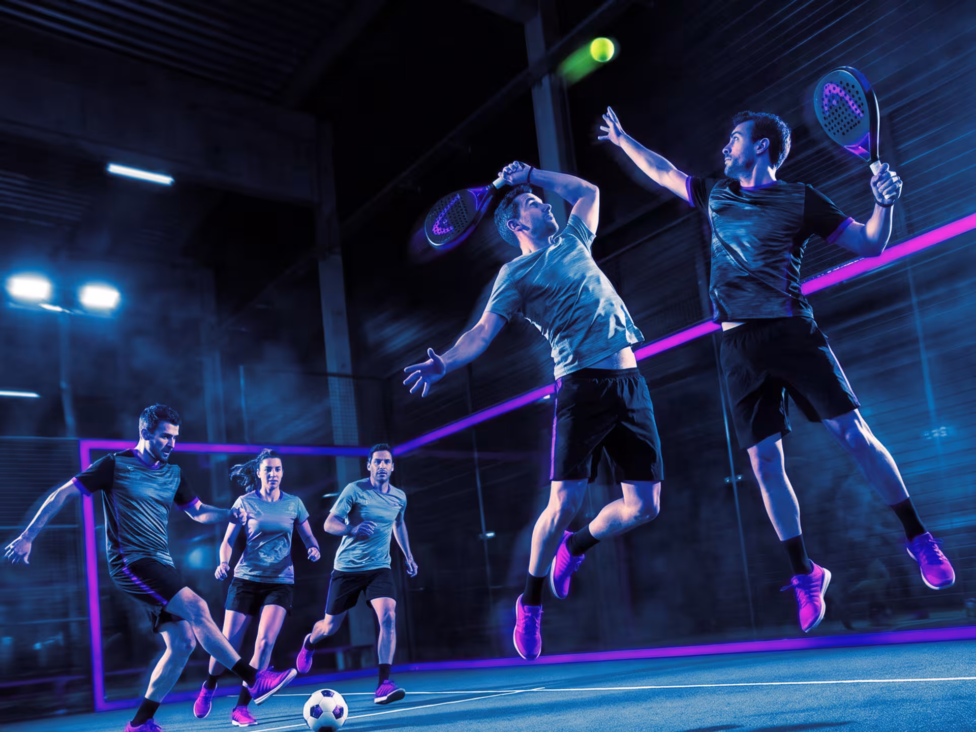 Skupina odraslih igra padel in nogomet na poslovnem druženju