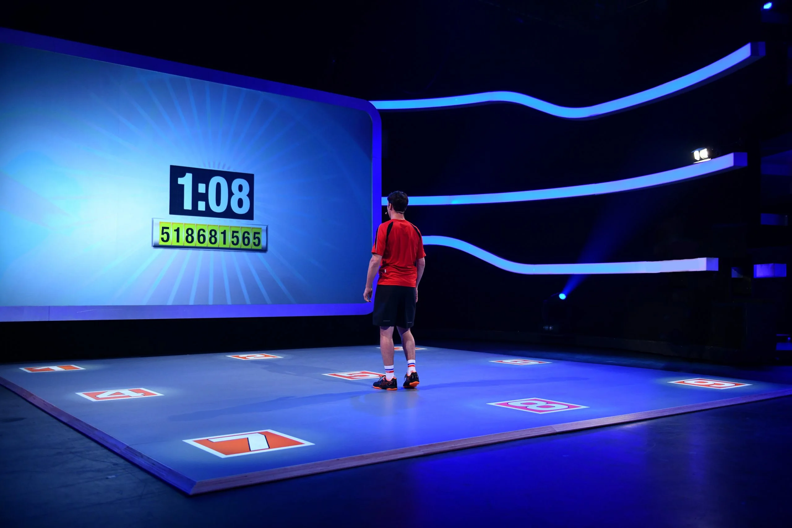 Športnik med vadbo hitrosti in agilnosti na sistemu Speed Court v Multisport Areni